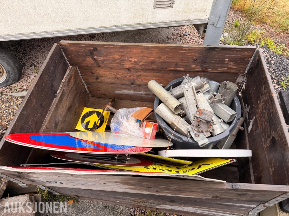 Diverse trafikkskilt og metallrør