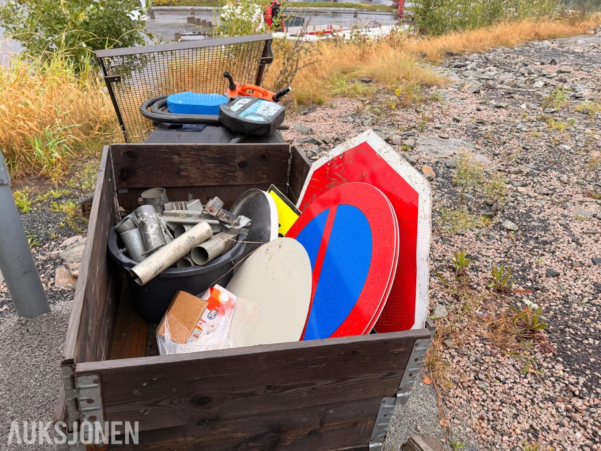 Diverse trafikkskilt og metallrør