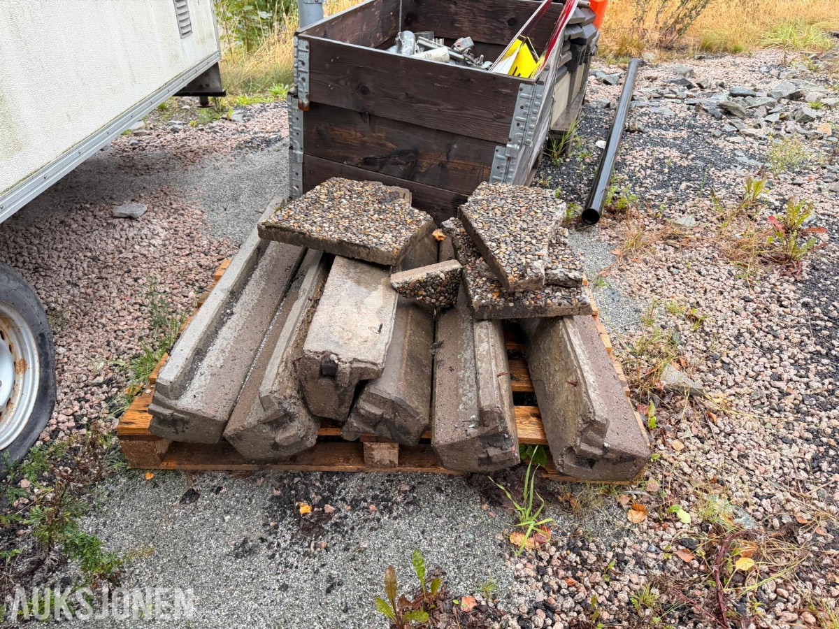 Diverse betongføtter, gummiføtter og utstyr
