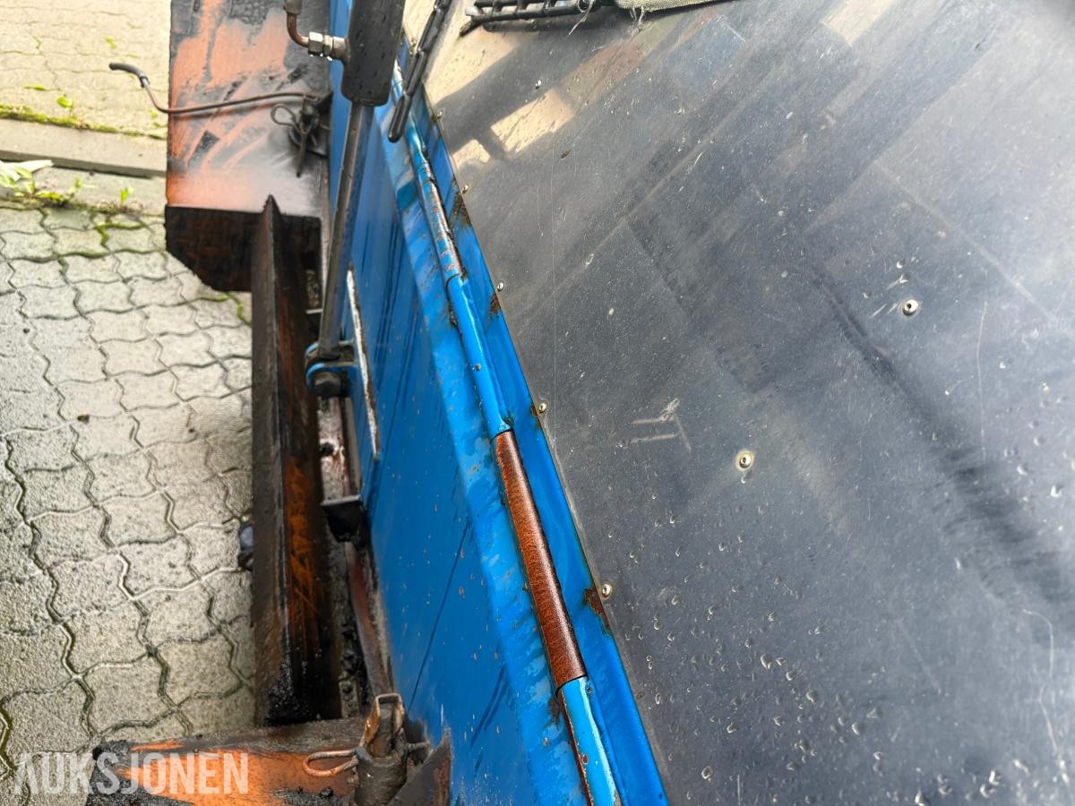 2012 Nor Slep asfaltbalje til 4-akslet Volvo, hydraulisk kapellåpning