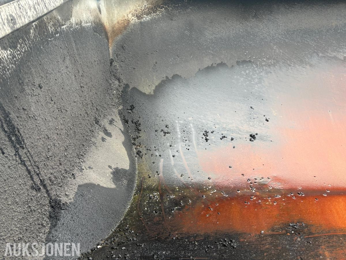 2012 Nor Slep asfaltbalje til 4-akslet Volvo, hydraulisk kapellåpning