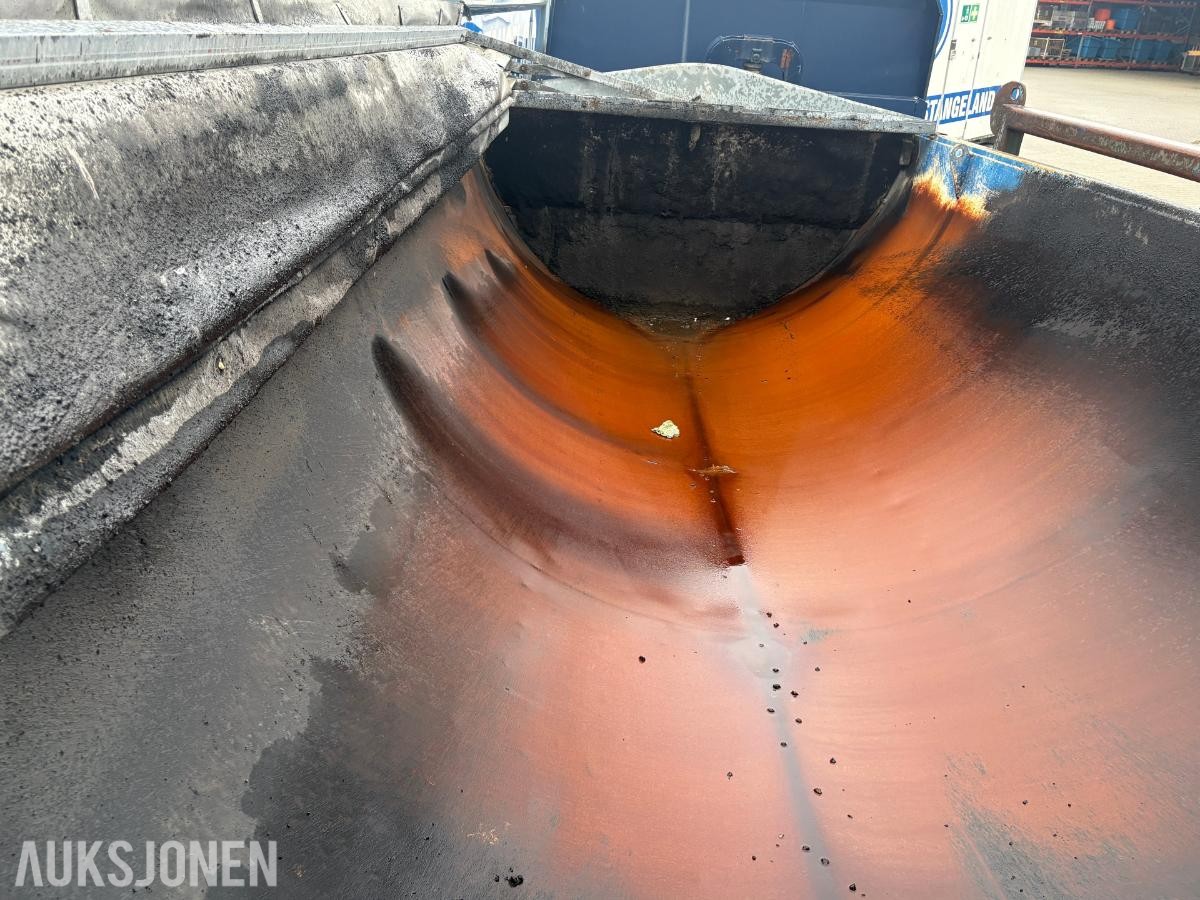 2012 Nor Slep asfaltbalje til 4-akslet Volvo, hydraulisk kapellåpning