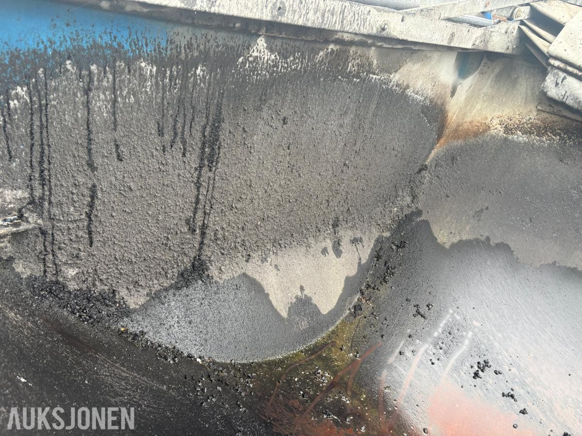 2012 Nor Slep asfaltbalje til 4-akslet Volvo, hydraulisk kapellåpning