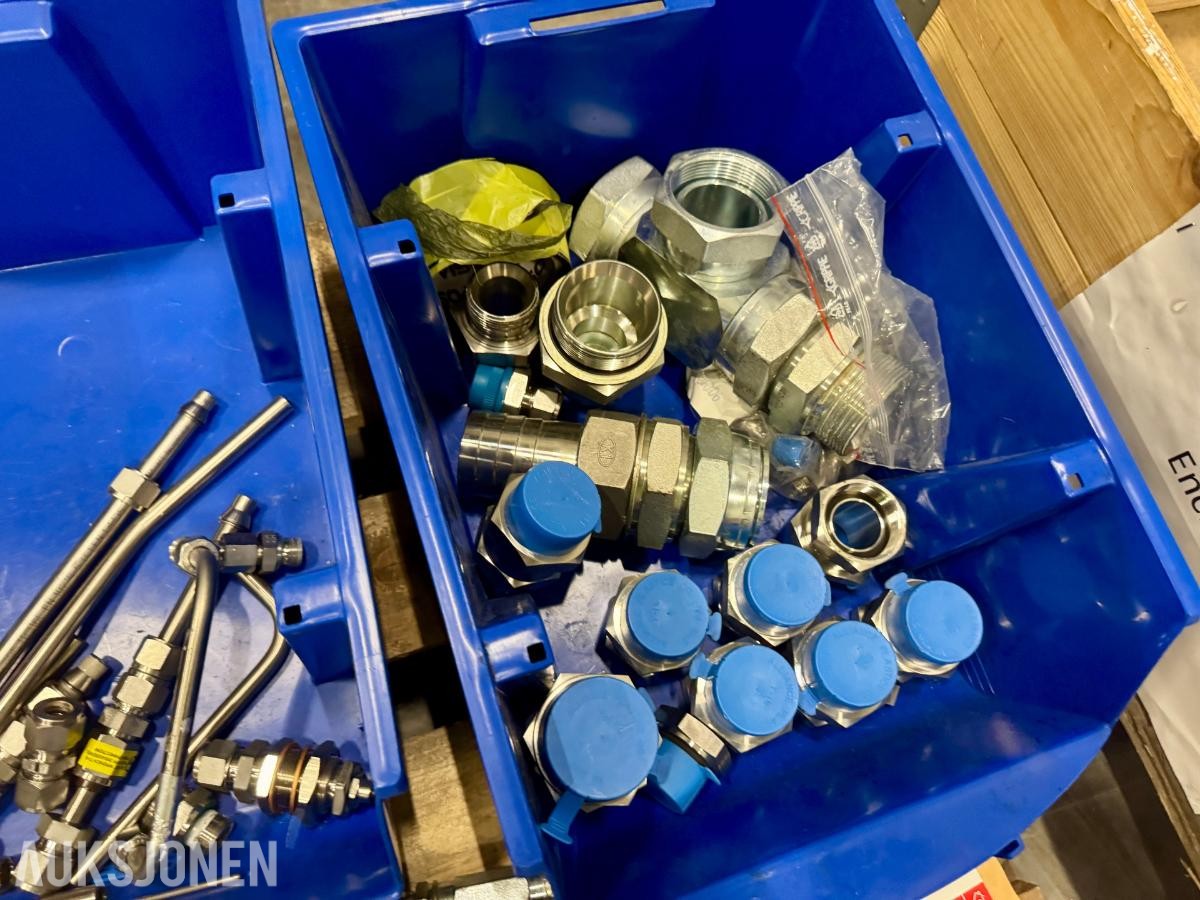 Palle med diverse rørdeler og ventiler