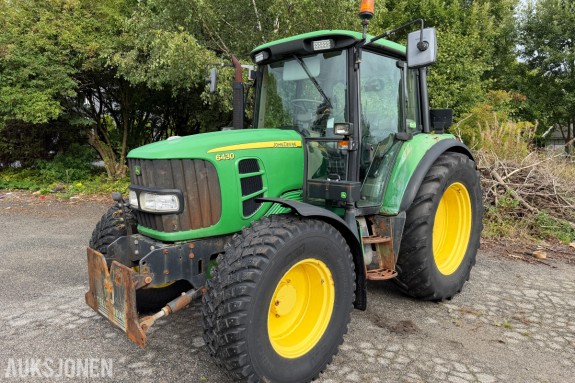2008 JOHN DEERE 6430 STD TRAKTOR - CA 4250 TIMER - MED BRØYTEPLATE / FESTE