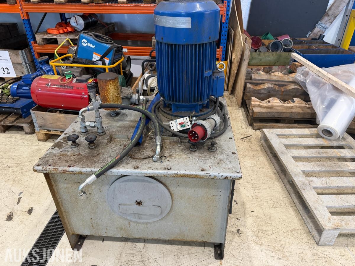 Hydraulikkaggregat med elektromotor og tank