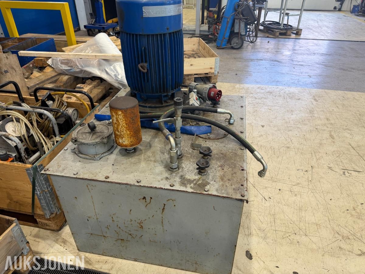 Hydraulikkaggregat med elektromotor og tank