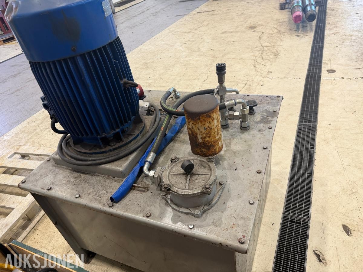 Hydraulikkaggregat med elektromotor og tank