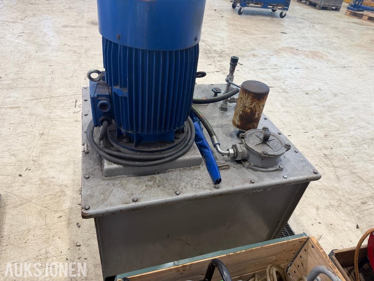 Hydraulikkaggregat med elektromotor og tank