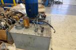Hydraulikkaggregat med elektromotor og tank