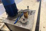 Hydraulikkaggregat med elektromotor og tank