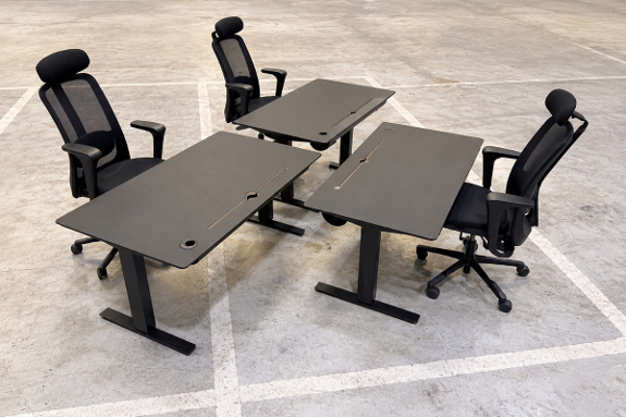 3 stk HÅG SoFi kontorstoler med 3 stk Swedstyle elektriske hev-/senk skrivebord 140 × 80 cm
