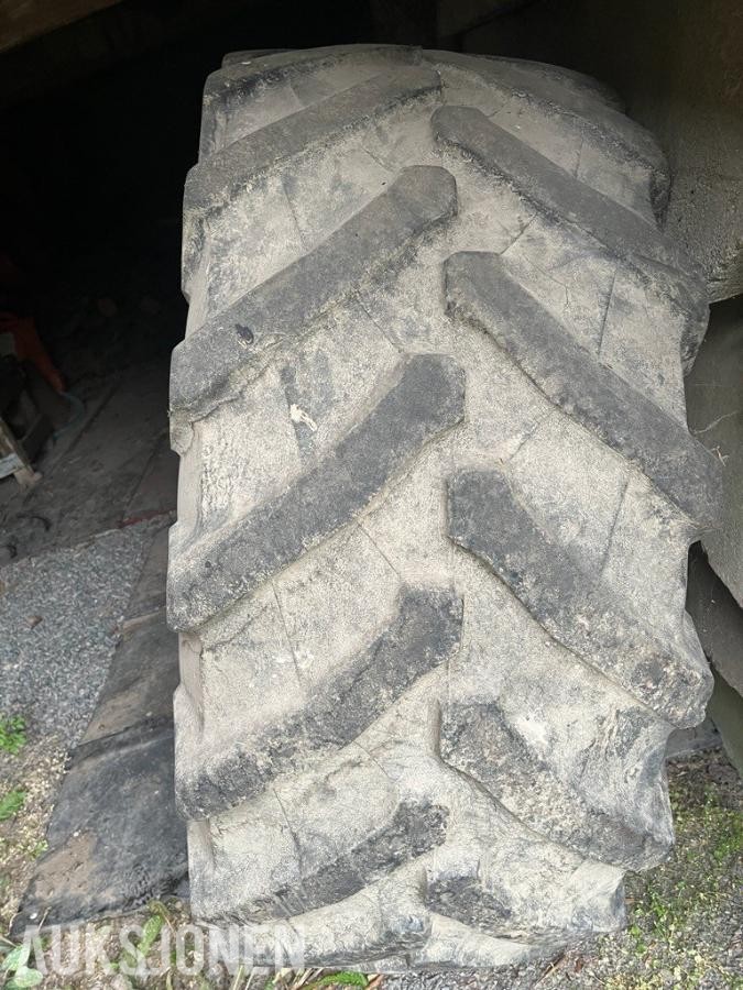 2003 Pirelli TM800   480/65R28 traktordekk - ingen minstepris