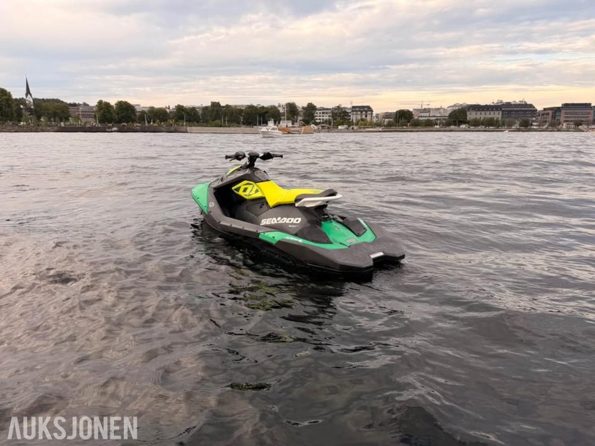 2019 SeaDoo Spark Trixx vannscooter med henger
