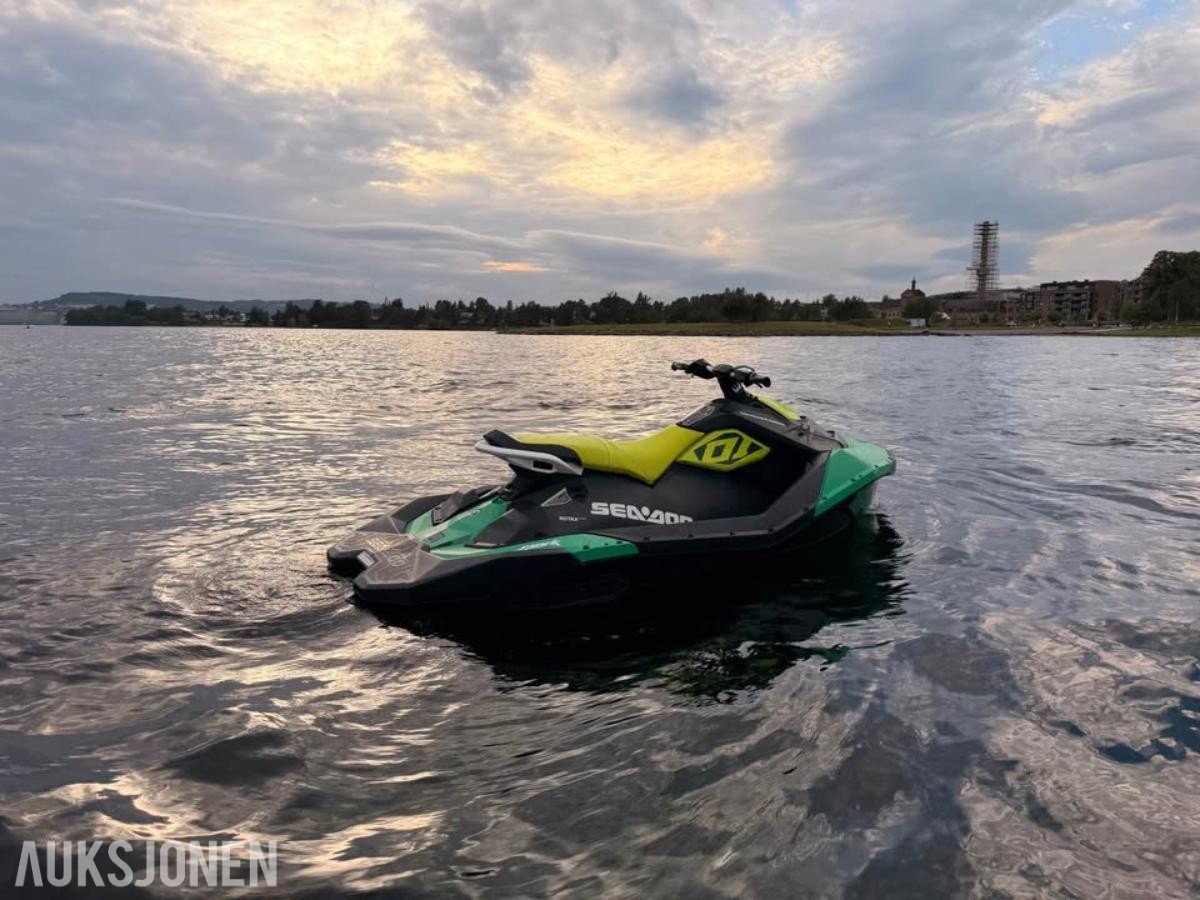 2019 SeaDoo Spark Trixx vannscooter med henger