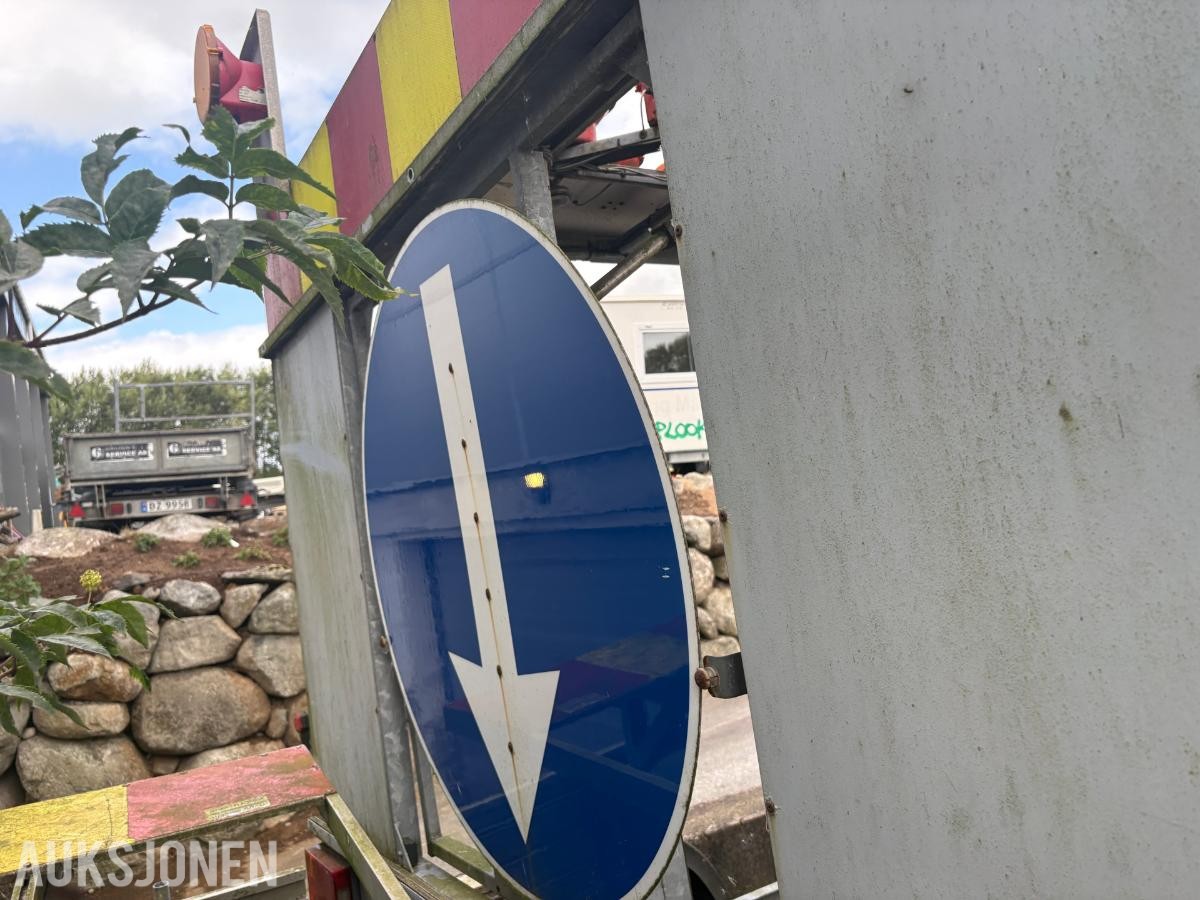 tilhenger beregnet for trafikk-/arbeidsvarsling Skilt vogn