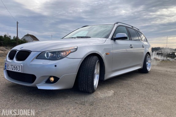 2009 BMW 525I 3.0 218hk AUTOMAT M-SPORT PANORAMATAK S+V DEKK MYE PÅKOSTET