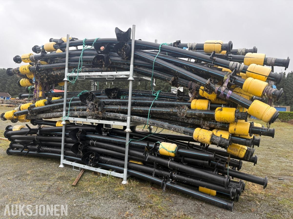 Stort parti rør med flyteelementer, flenser og diverse komponenter