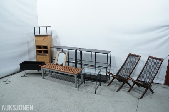 Stort Møbelparti med IKEA VITTSJÖ hyller, IKEA BROMMÖ loungestoler, skap, bord, benk, speil m.m