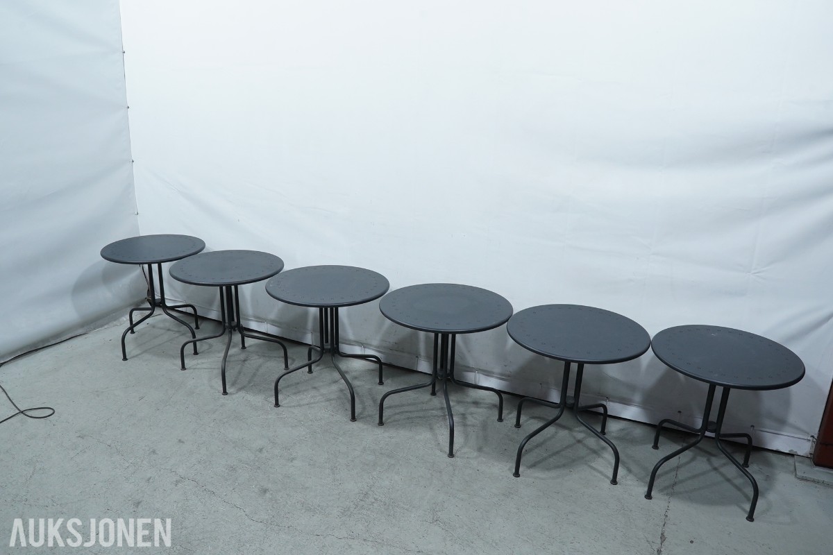 Parti med kafébord, bordplater, bordunderstell og plantekrukker