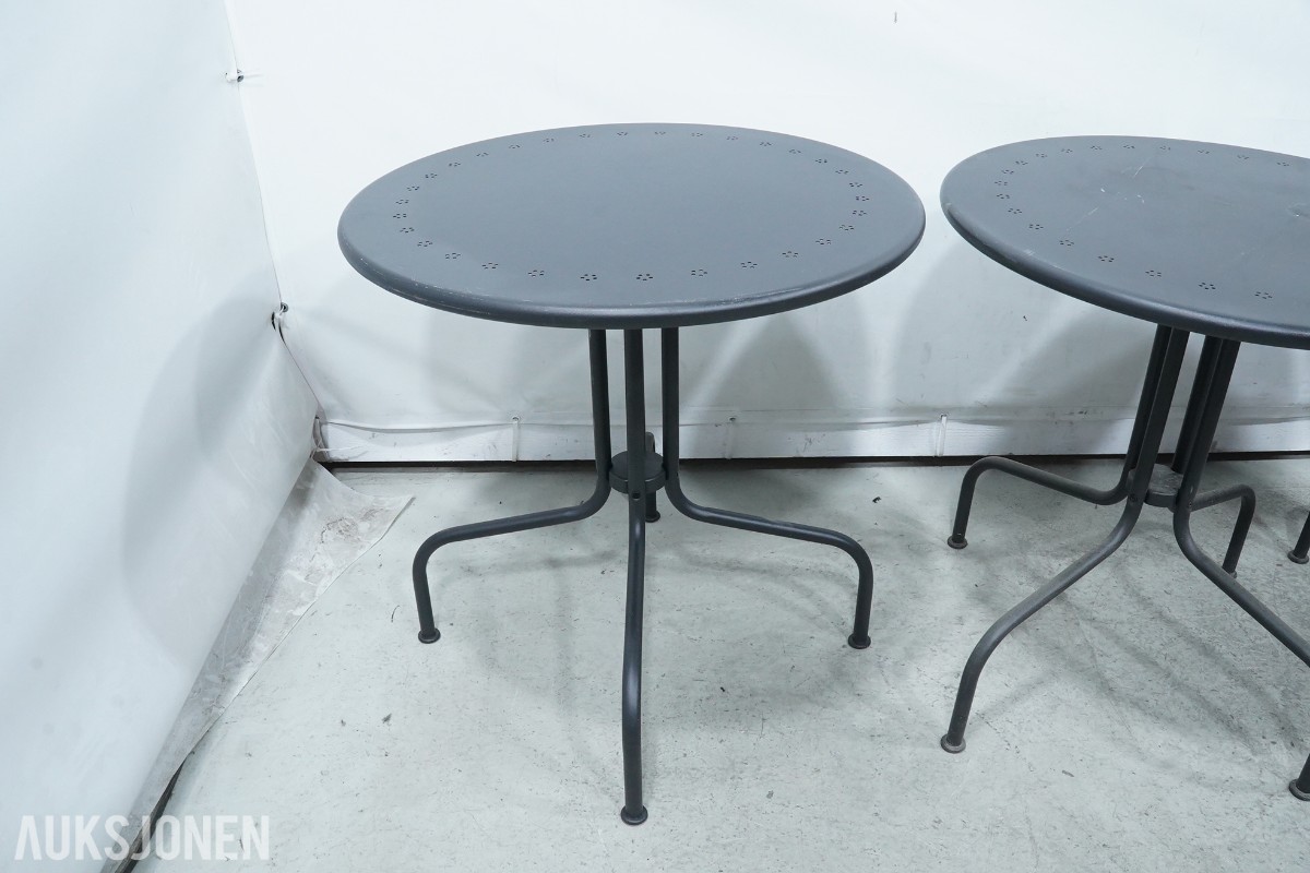 Parti med kafébord, bordplater, bordunderstell og plantekrukker