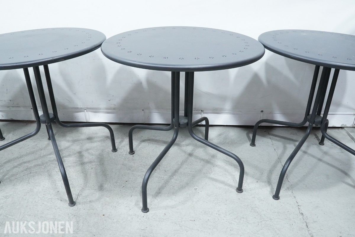 Parti med kafébord, bordplater, bordunderstell og plantekrukker