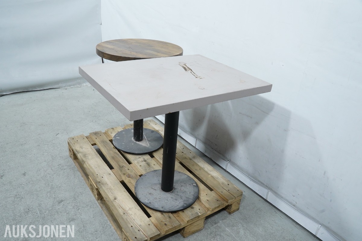 Parti med kafébord, bordplater, bordunderstell og plantekrukker