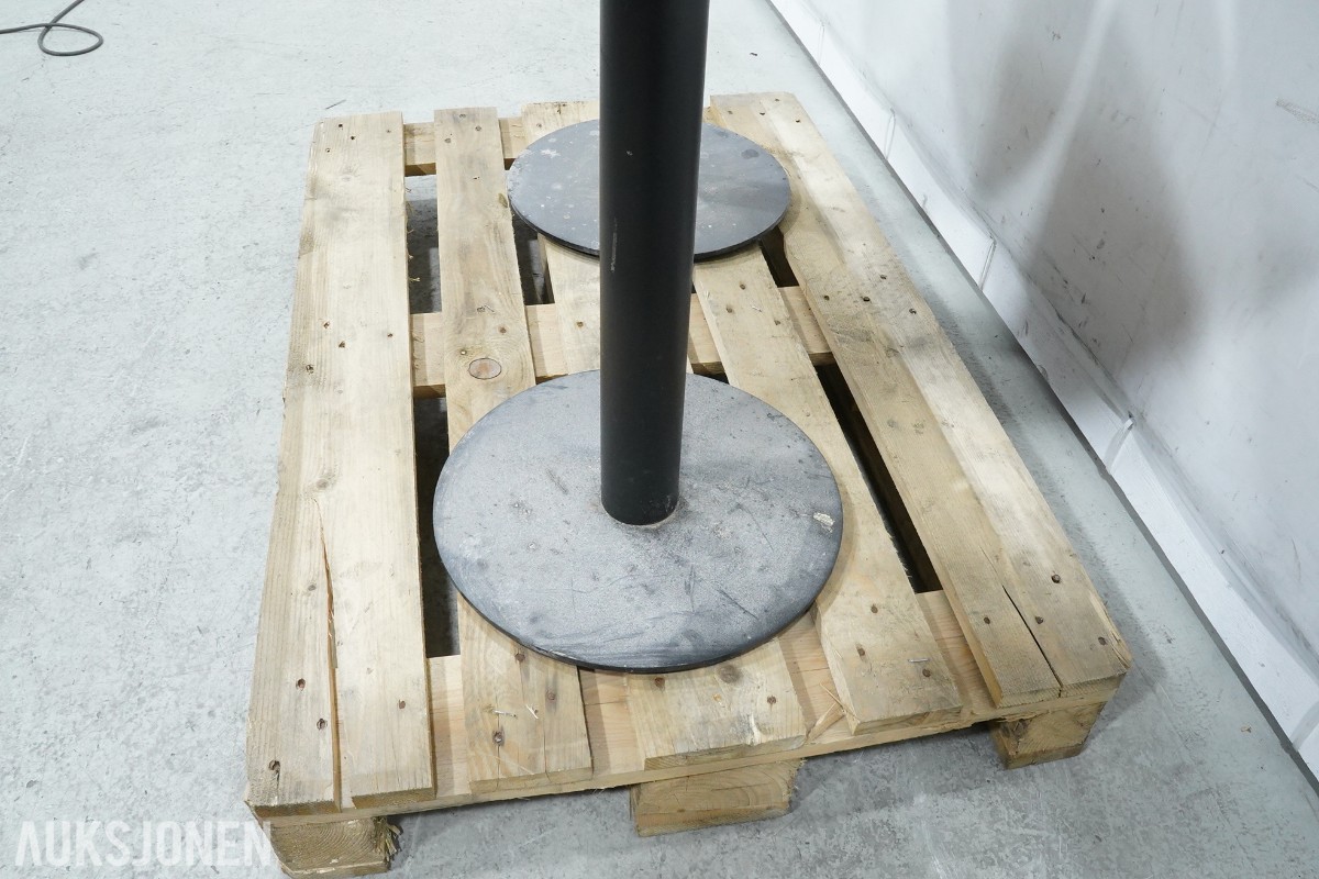 Parti med kafébord, bordplater, bordunderstell og plantekrukker