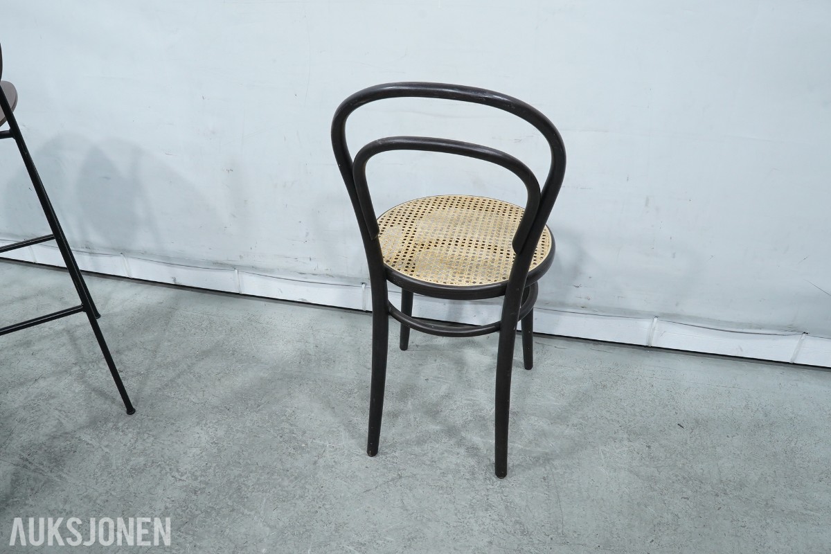 Parti med stoler og barstoler – TON, Contral, Artek m.fll