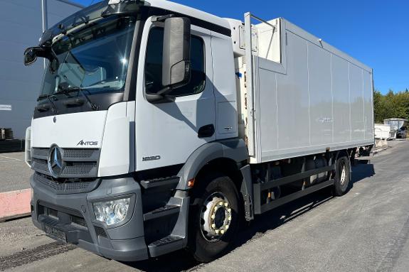 2015 MERCEDES-BENZ ANTOS 1830L 19,5T SKAPBIL – CARRIER KJØLEANLEGG – BÄR BAKLØFTER