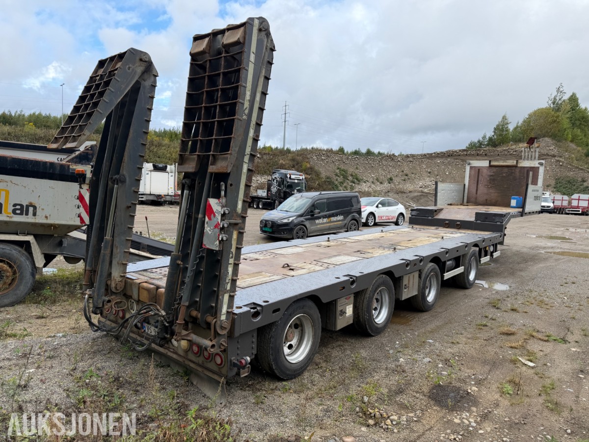 2015 CARNEHL, 4-AKSLET MASKINSEMITRAILER, UTTREKK, SENTRALSMØRING, WABCO, NETTOPP EU GODKJENT