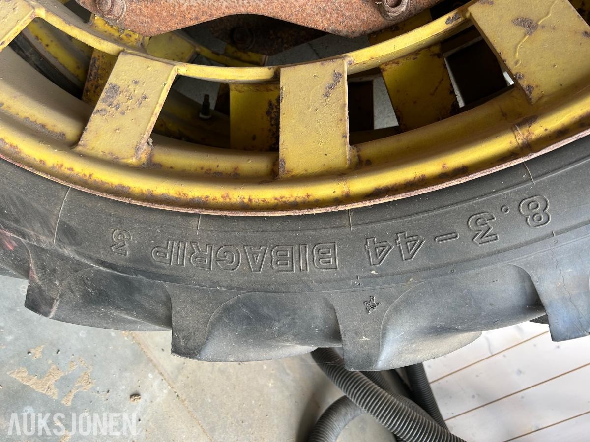 Michelin Bibagrip TRAKTORDEKK - stått på en Ford 4000 1975mod