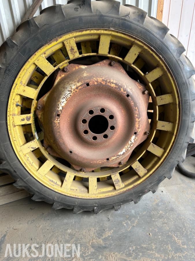 Michelin Bibagrip TRAKTORDEKK - stått på en Ford 4000 1975mod