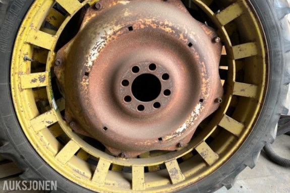 Michelin Bibagrip TRAKTORDEKK - stått på en Ford 4000 1975mod