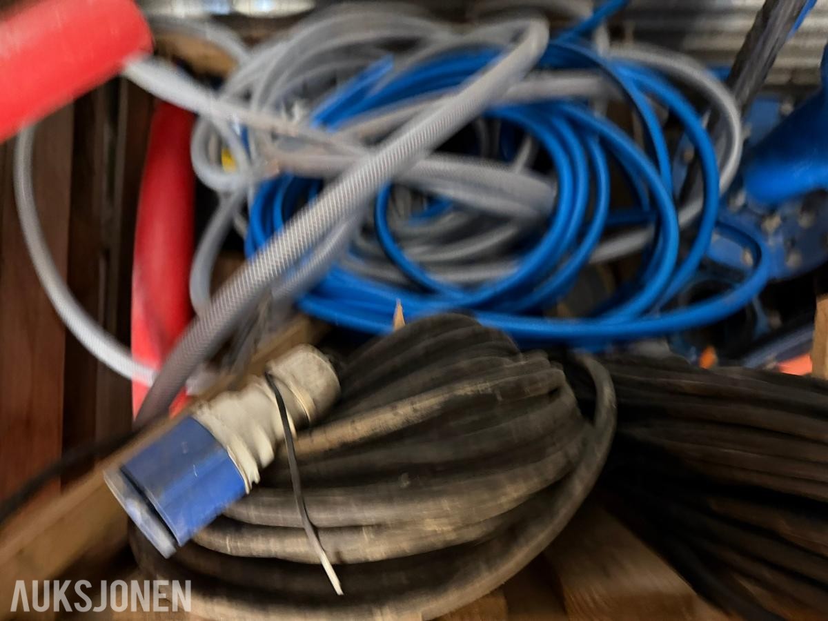 Stort parti rørdeler, slanger, ventiler og verkstedutstyr