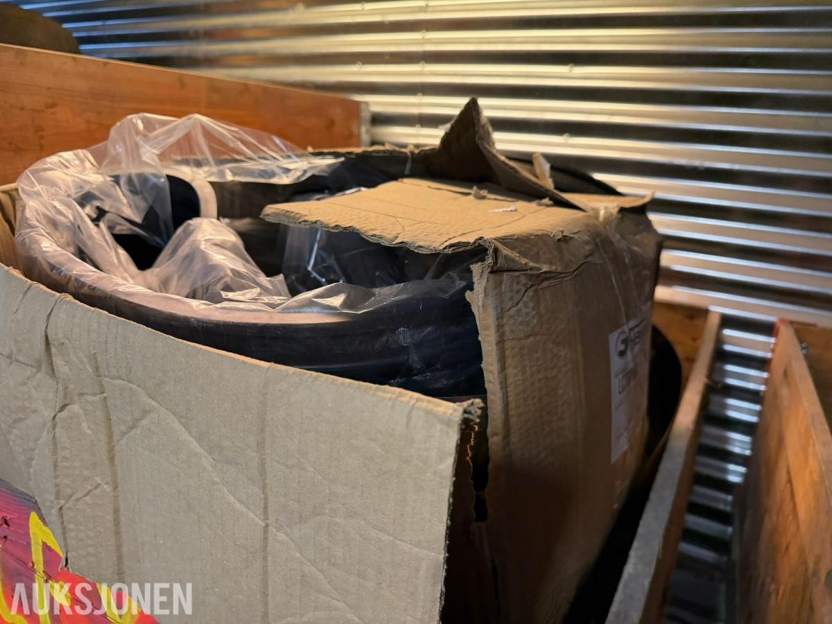 Stort parti rørdeler, slanger, ventiler og verkstedutstyr