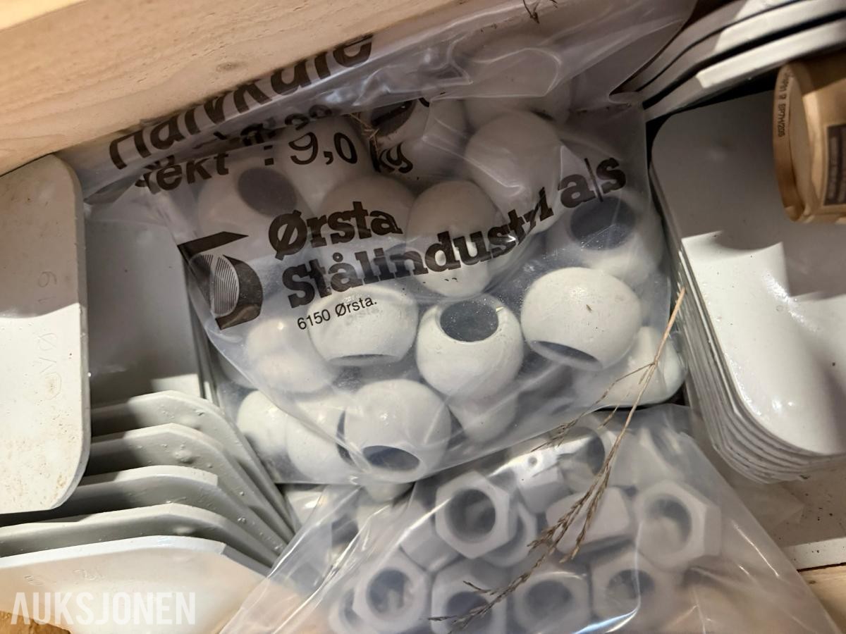 Stort parti rørdeler, slanger, ventiler og verkstedutstyr