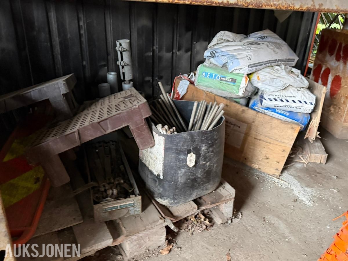 Parti anleggsutstyr, kjetting, kabler og byggeplassmateriell
