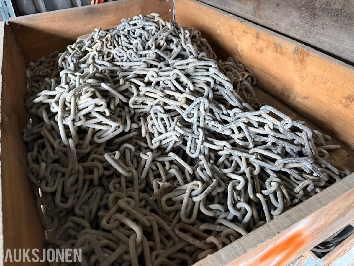 Parti anleggsutstyr, kjetting, kabler og byggeplassmateriell