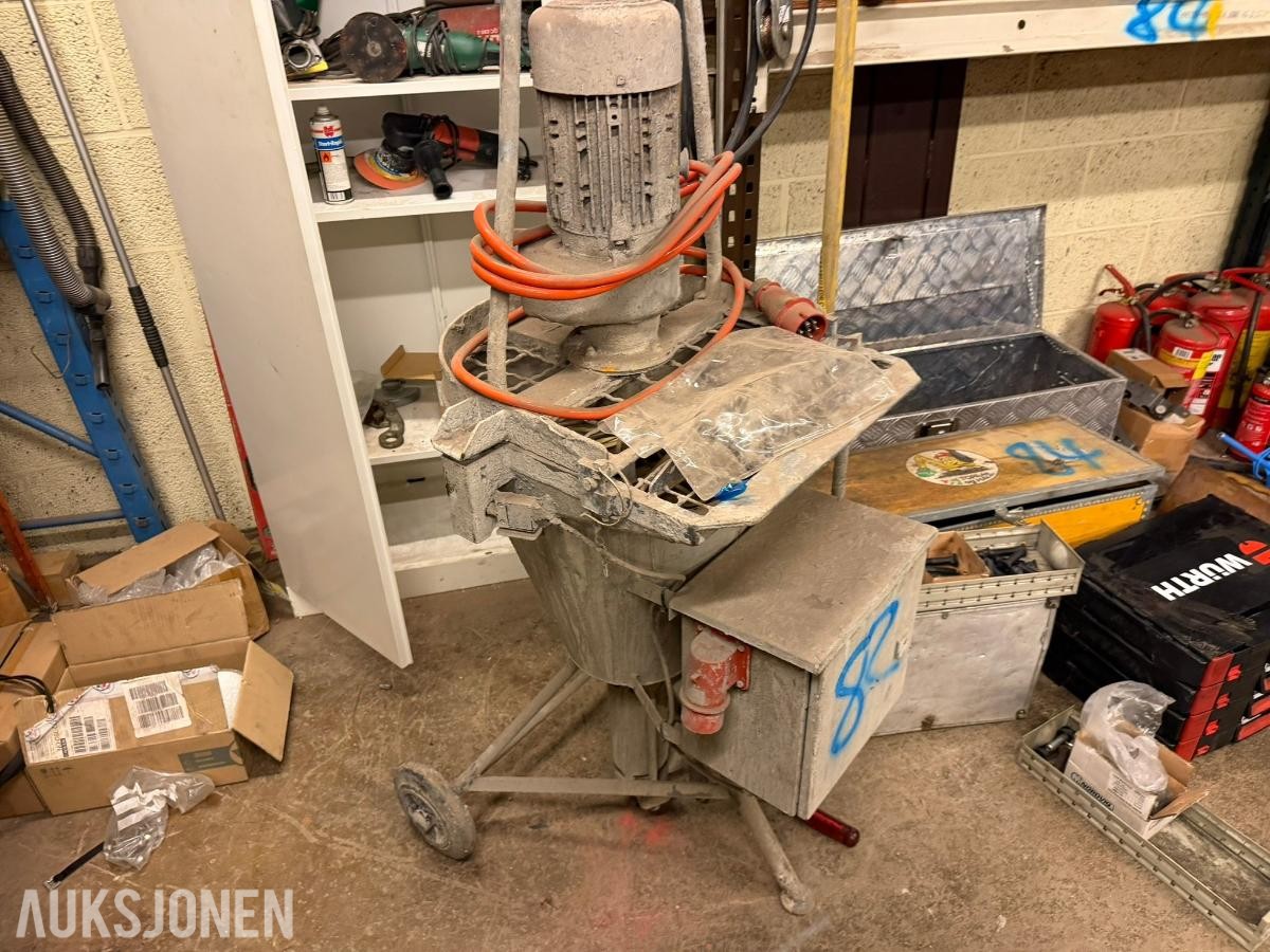 Rom med verktøy, deler og utstyr