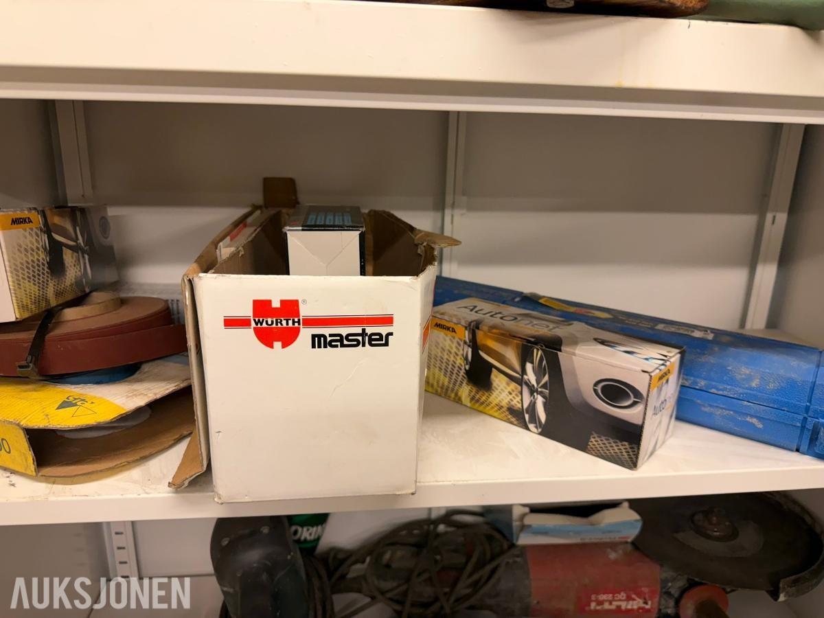 Rom med verktøy, deler og utstyr