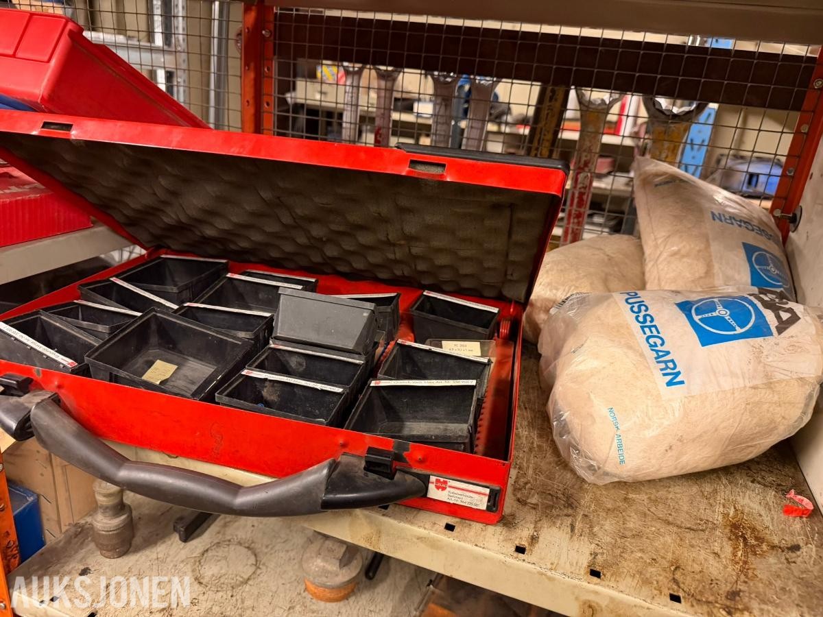 Rom med verktøy, deler og utstyr