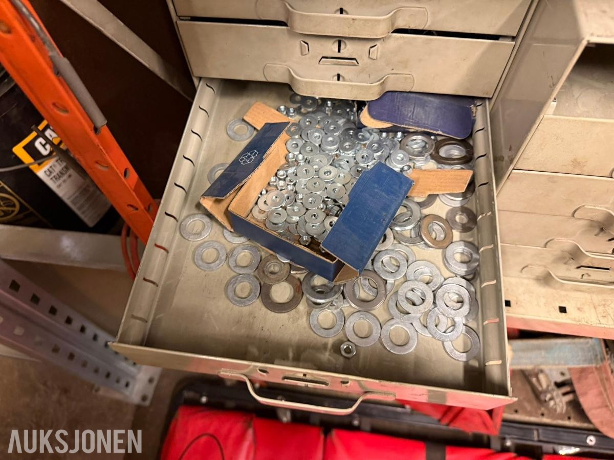 Rom med verktøy, deler og utstyr
