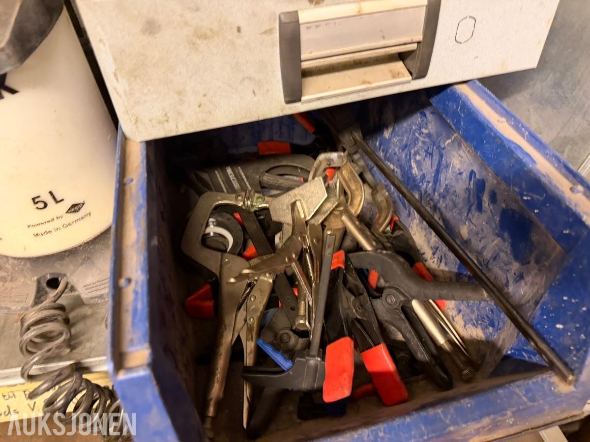 Rom med verktøy, deler og utstyr