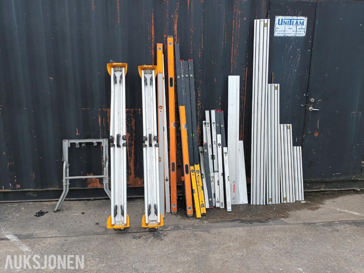 Diverse verktøy sagbord, styreskinner til dyksag, vaterpass