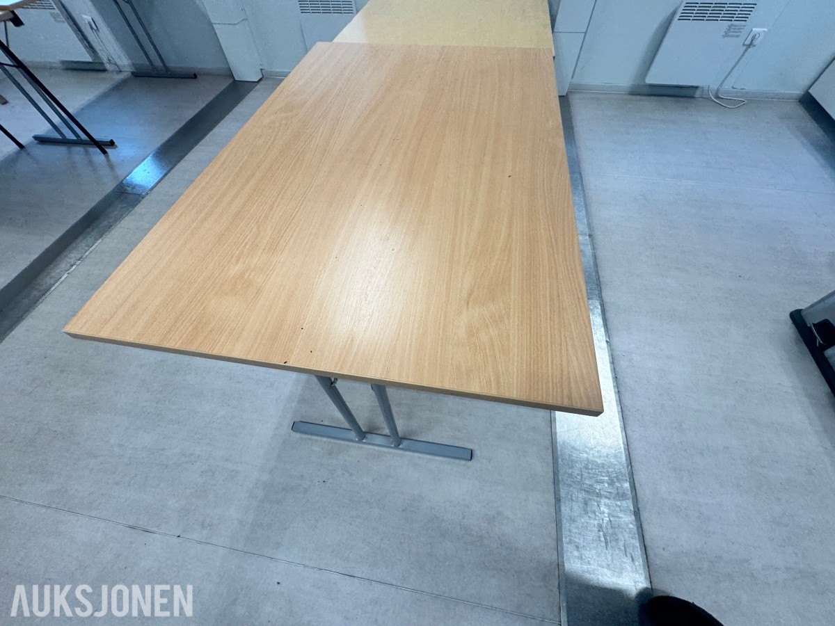 Stort parti kontorutstyr pulter/bord/kontorstoler/kantinestoler