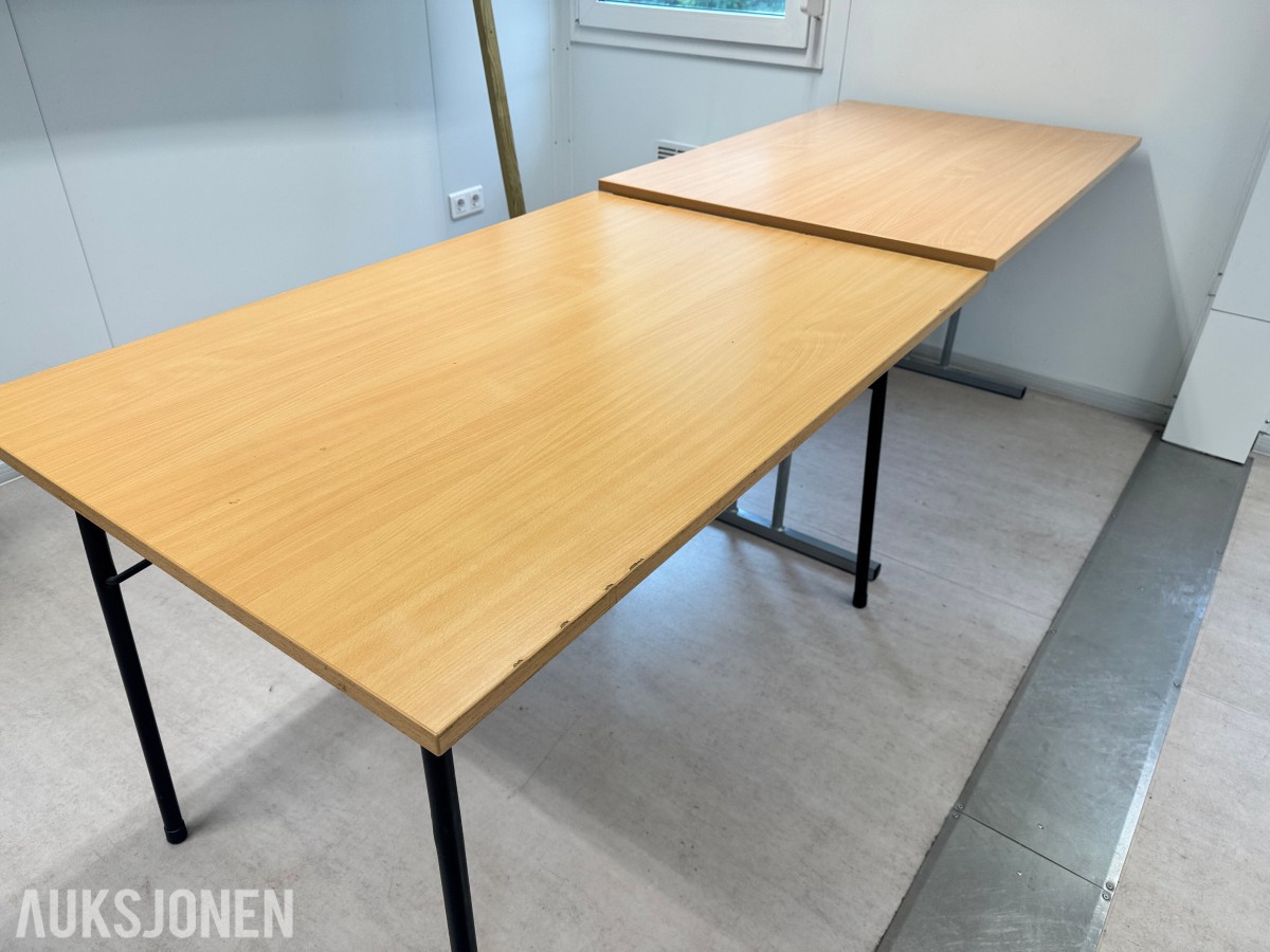 Stort parti kontorutstyr pulter/bord/kontorstoler/kantinestoler