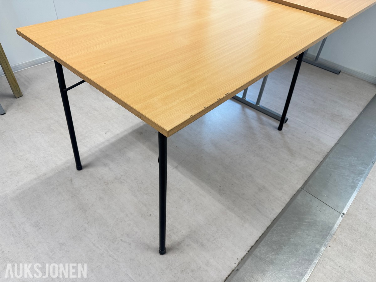 Stort parti kontorutstyr pulter/bord/kontorstoler/kantinestoler