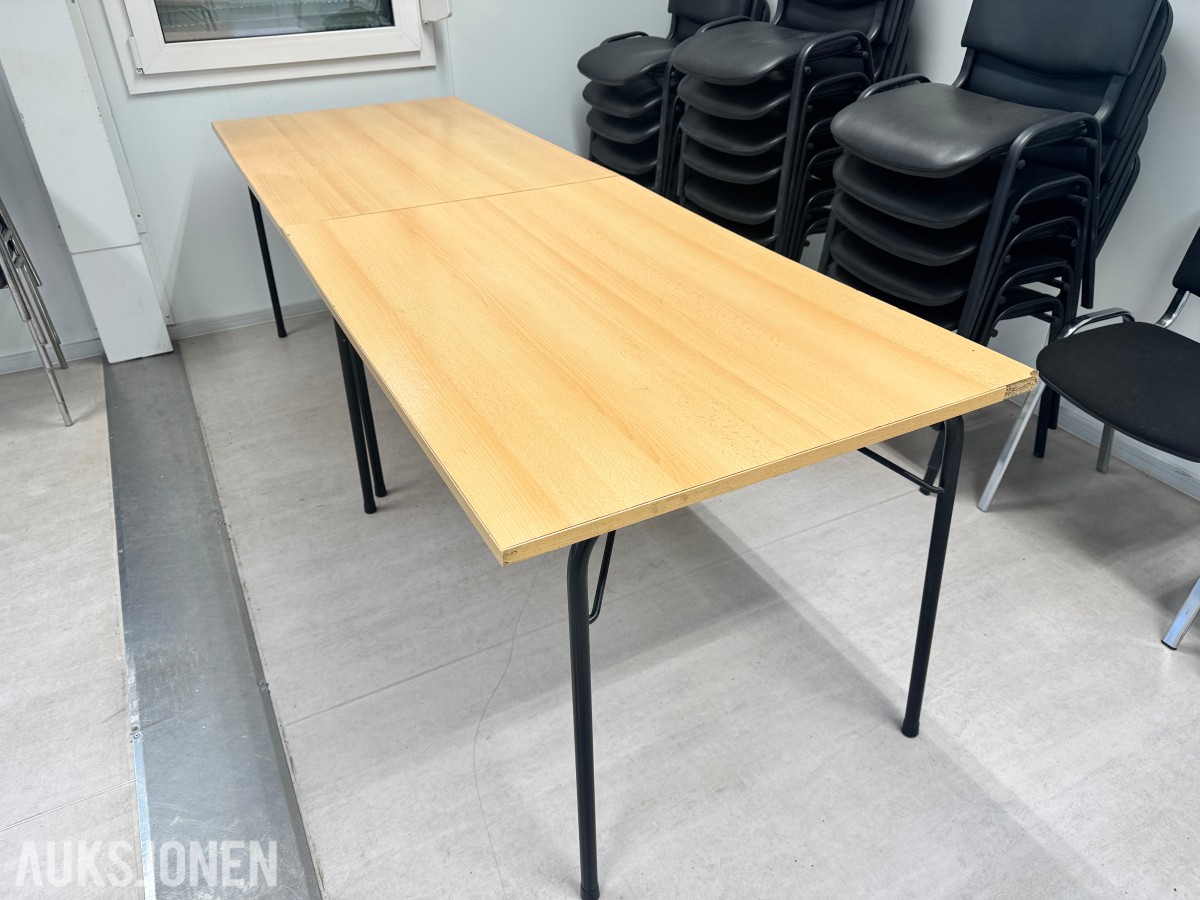 Stort parti kontorutstyr pulter/bord/kontorstoler/kantinestoler