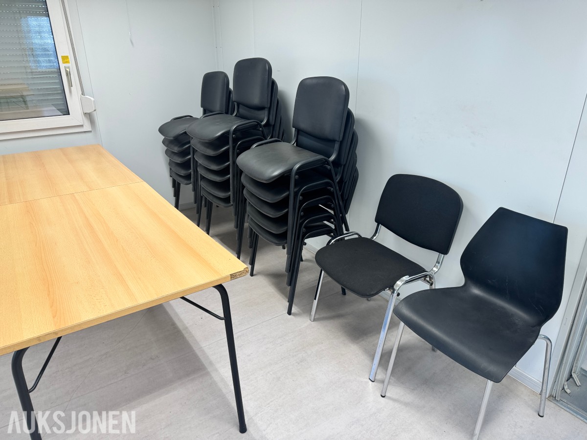 Stort parti kontorutstyr pulter/bord/kontorstoler/kantinestoler